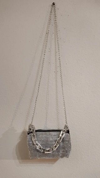 Bolso fiesta plateado con asas y bandolera
