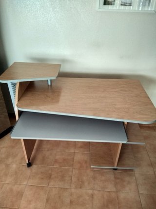Scrivania in legno e metallo con ruote