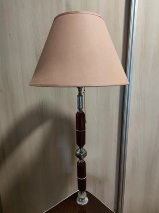 Lámpara de pie vintage con mesita