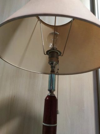 Lámpara de pie vintage con mesita