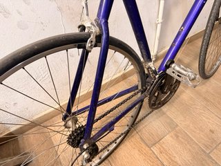 Bicicleta de carretera morada
