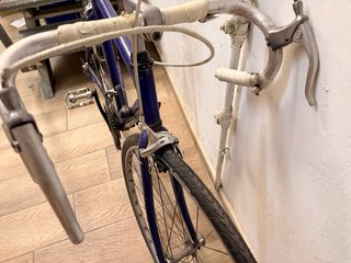 Bicicleta de carretera morada