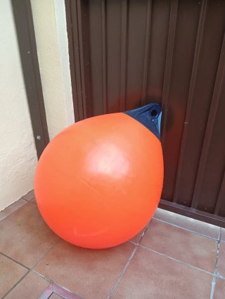 Boya naranja para playa