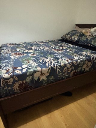 Cama con somier de madera