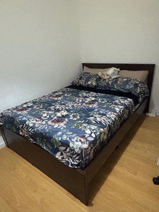 Cama con somier de madera