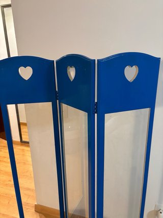 Biombo azul de madera con espejos