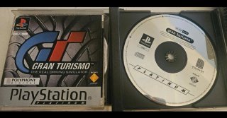 PlayStation 1 con mando y juegos