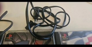 PlayStation 1 con mando y juegos