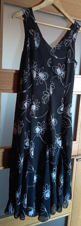 Vestido negro con estampado floral blanco