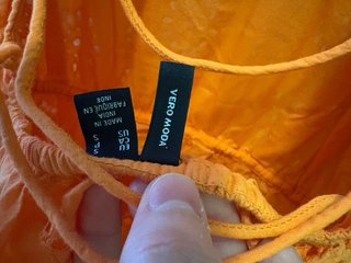 Vestido naranja con bordado