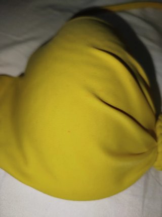 Parte de arriba bikini amarillo.