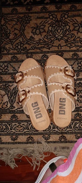 Sandalias abiertas camel con hebillas