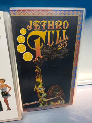 4 vhs, varios, videos musicales, grupos como ZZ TOP, JETHRO TULL, MARILLION, THE POLICE,