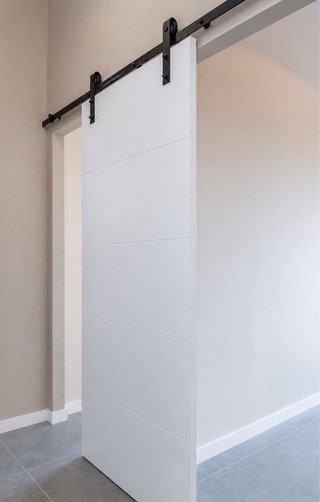 Puerta corredera blanca estilo granero