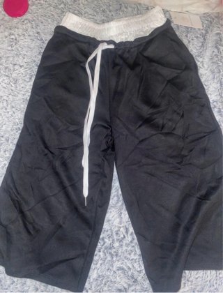 Pantalón corto negro hasta la rodilla