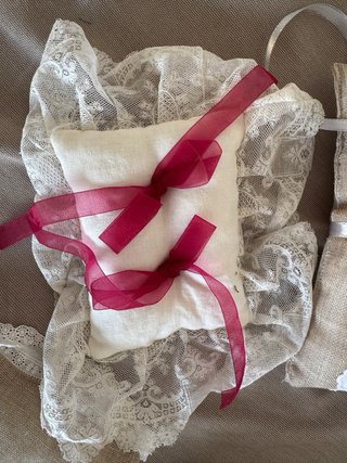 Cojín para anillos de lino con lazo