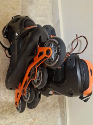 Patines en línea negros y naranjas,talla 39.