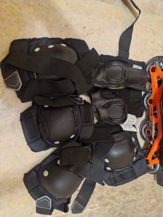 Patines en línea negros y naranjas,talla 39.
