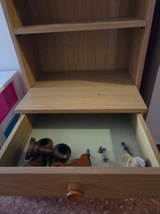 Mesita de noche de madera con estanterías