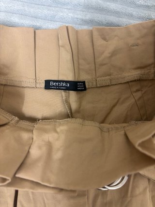 Pantalón beige con cinturón