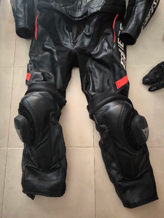 Conjunto equipación total Dainese Moto Negro/Naran
