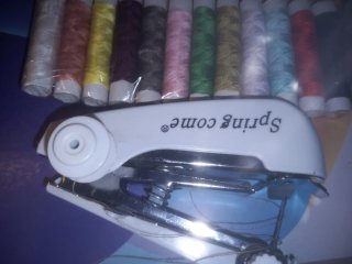 Máquina de coser portátil + hilos