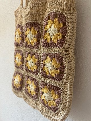Bolso tipo de rafia estilo bohemio con flores