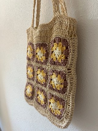 Bolso tipo de rafia estilo bohemio con flores