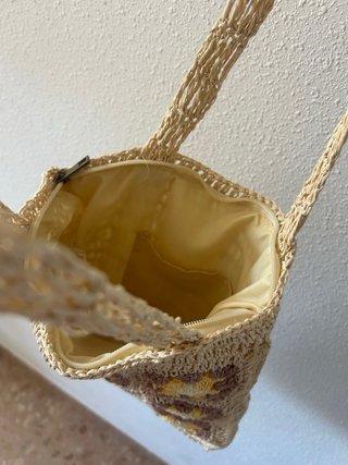 Bolso tipo de rafia estilo bohemio con flores