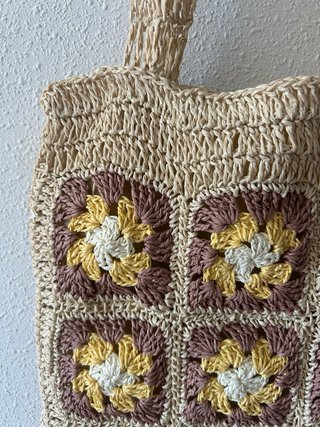 Bolso tipo de rafia estilo bohemio con flores