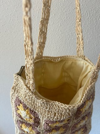 Bolso tipo de rafia estilo bohemio con flores