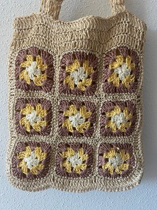 Bolso tipo de rafia estilo bohemio con flores