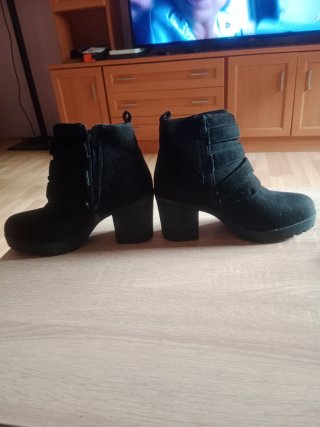 Botines negros con hebillas