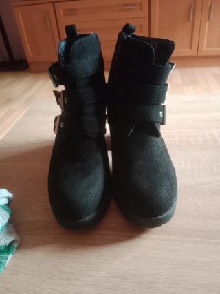 Botines negros con hebillas