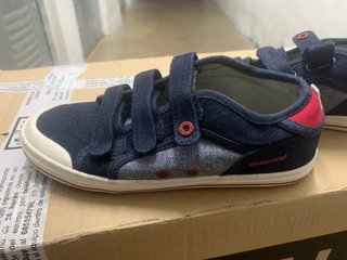 Zapatillas niño Mayoral vencen talla 32.
