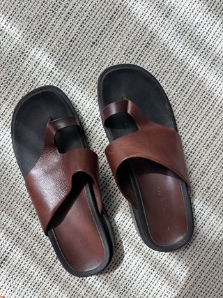 Sandalias Marrones Cuero Tira Dedo