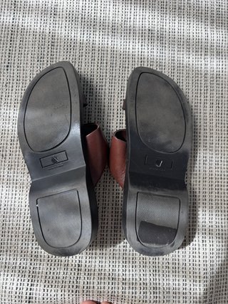Sandalias Marrones Cuero Tira Dedo