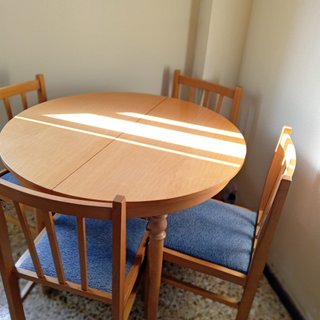 Práctica mesa redonda madera + 4 sillas