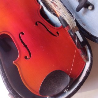 Violin roto con estuche