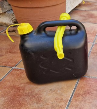 Bidón gasolina negro con boquilla