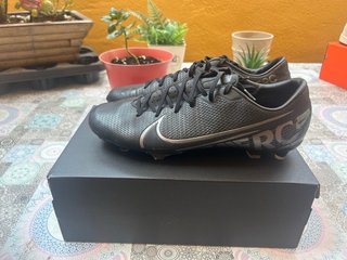 Zapatillas Nike Fútbol Negras y Plateadas