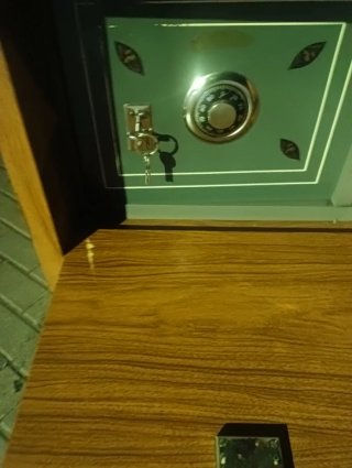 Armario con caja fuerte, incluye las llave