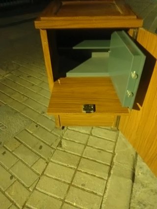 Armario con caja fuerte, incluye las llave