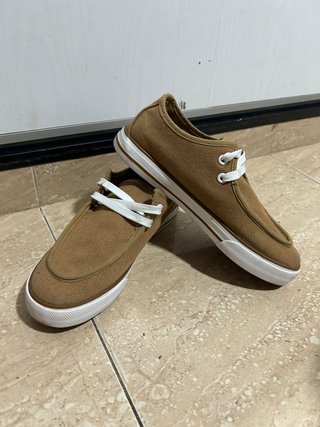 Zapatos marrones para niño