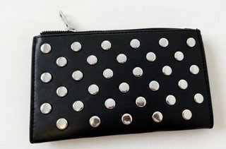 Bolso negro Stradivarius con tachuelas plateadas