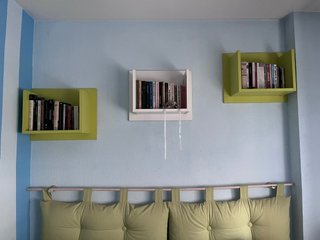 Estantes flotantes para libros.