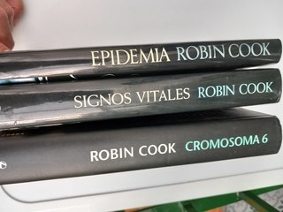 Lote 3 libros ROBIN COOK. Cromosoma, Epidemia, ...