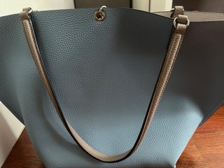 Bolso Guess reversible azul y beige
