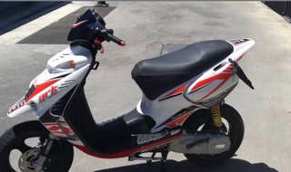 Beta 49cc Scooter Roja y Blanca