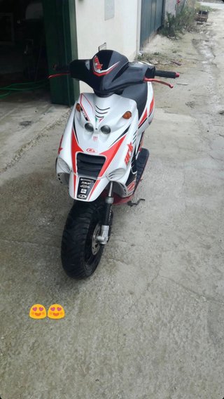 Beta 49cc Scooter Roja y Blanca
